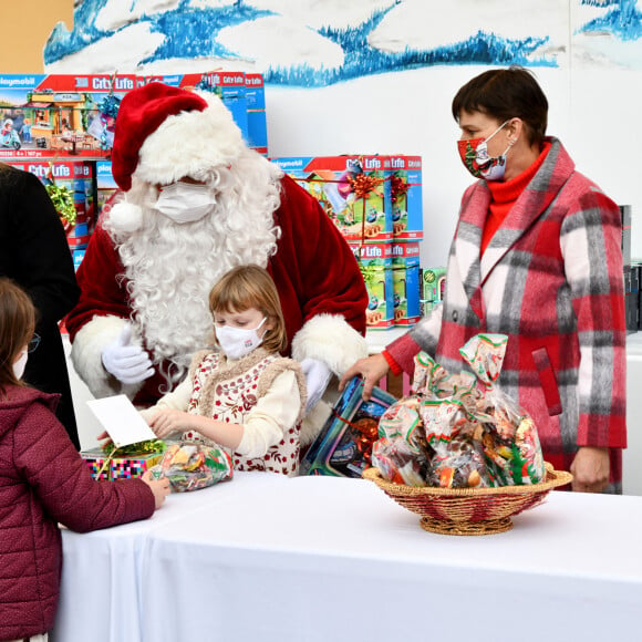 Camille Gottlieb et la princesse Stéphanie de Monaco entourent la princesse Gabriella de Monaco - Arbre de Noël du palais princier pour les enfants monégasques au palais princier en présence du prince Jacques et de la princesse Gabriella de Monaco, la princesse Stéphanie et de ses enfants Louis Ducruet et Camille Gottlieb, le 15 décembre 2021. © Bruno Bebert / Bestimage