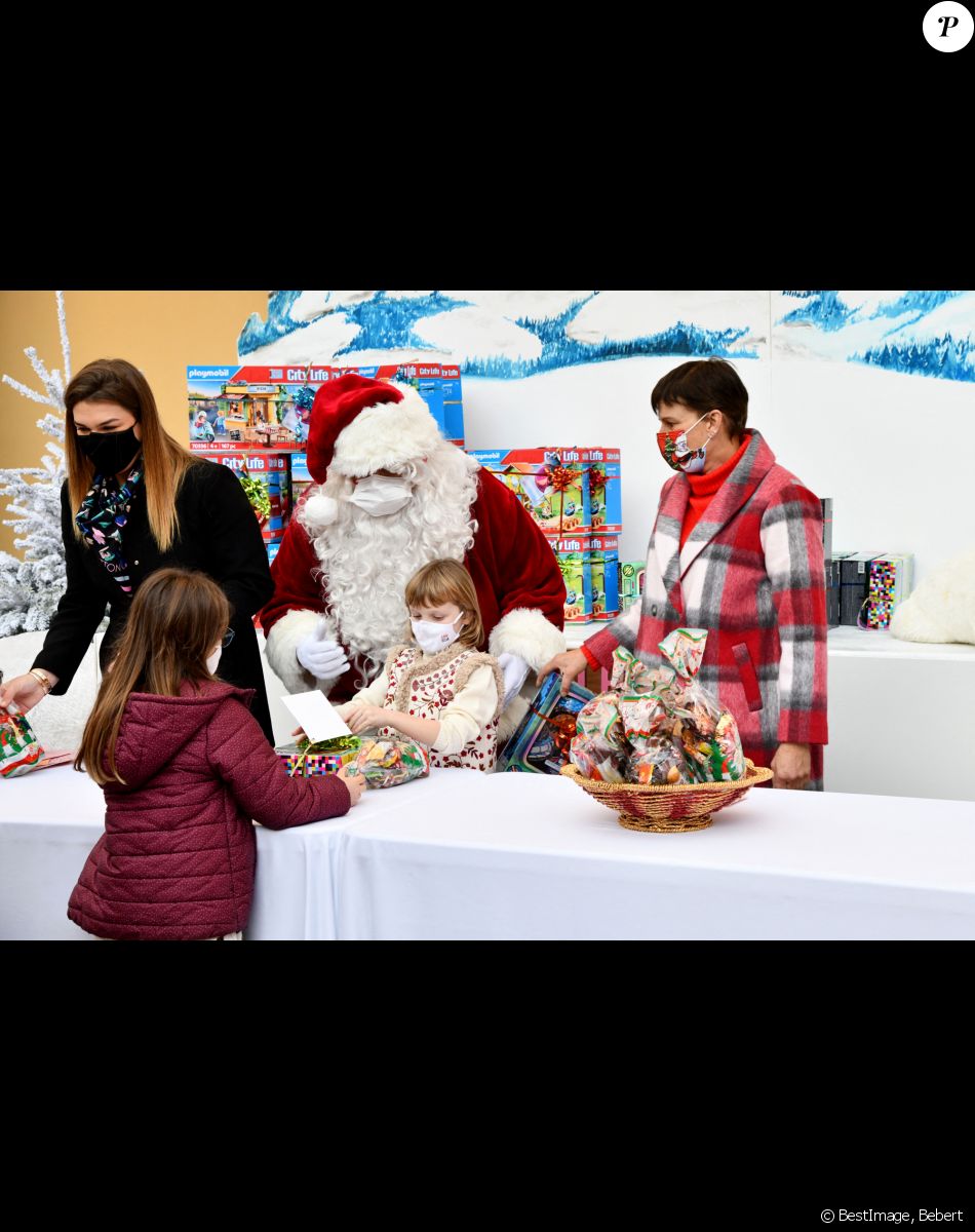 Camille Gottlieb et la princesse Stéphanie de Monaco entourent la princesse Gabriella de Monaco - Arbre de Noël du palais princier pour les enfants monégasques au palais princier en présence du prince Jacques et de la princesse Gabriella de Monaco, la princesse Stéphanie et de ses enfants Louis Ducruet et Camille Gottlieb, le 15 décembre 2021. © Bruno Bebert / Bestimage