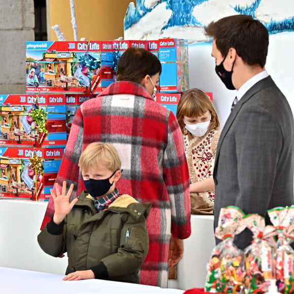 La princesse Stéphanie de Monaco, le prince Jacques de Monaco et Louis Ducruet - Arbre de Noël du palais princier pour les enfants monégasques au palais princier en présence du prince Jacques et de la princesse Gabriella de Monaco, la princesse Stéphanie et de ses enfants Louis Ducruet et Camille Gottlieb, le 15 décembre 2021. © Bruno Bebert / Bestimage