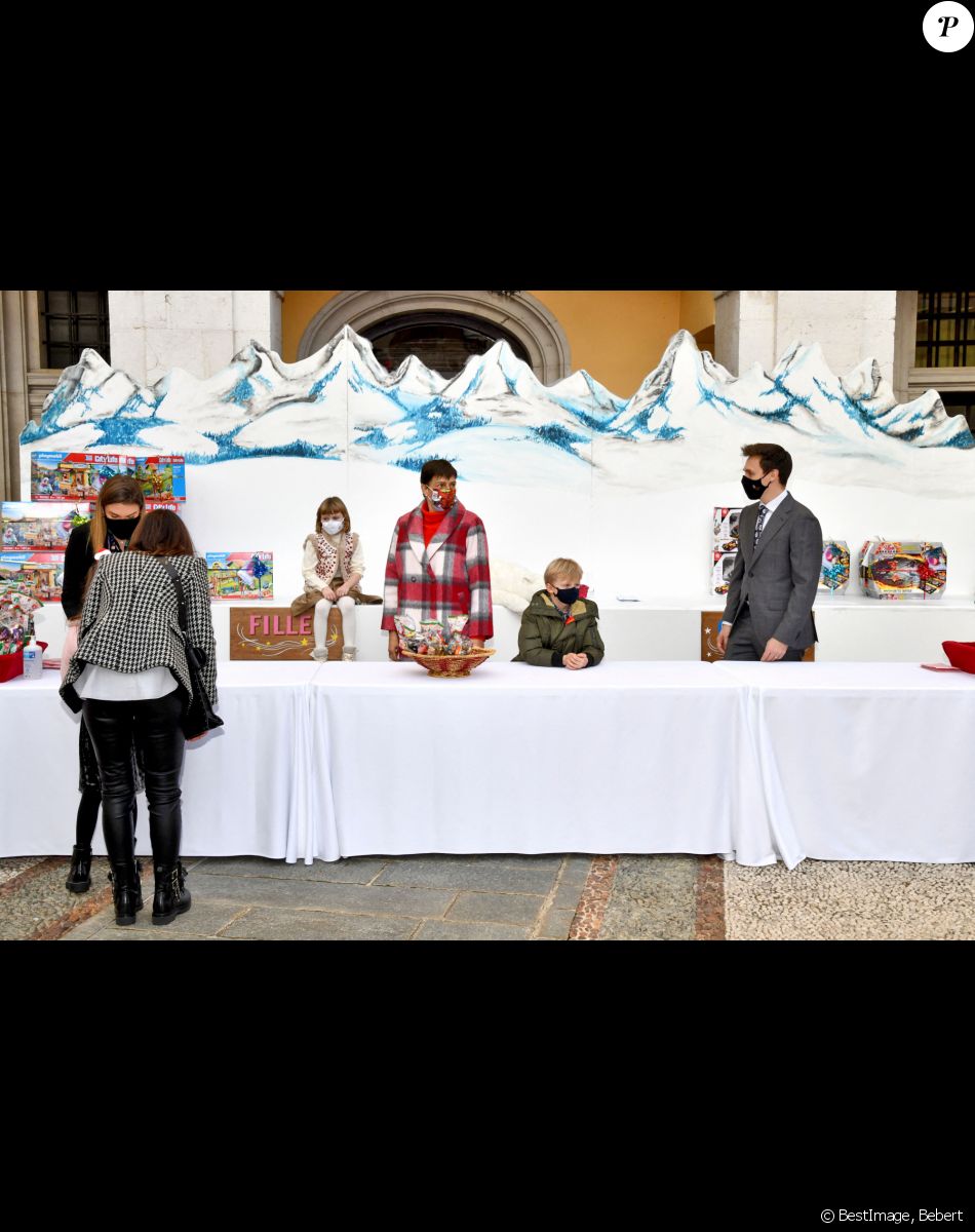 Arbre de Noël du palais princier pour les enfants monégasques au palais princier en présence du prince Jacques et de la princesse Gabriella de Monaco, la princesse Stéphanie et de ses enfants Louis Ducruet et Camille Gottlieb, le 15 décembre 2021. © Bruno Bebert / Bestimage