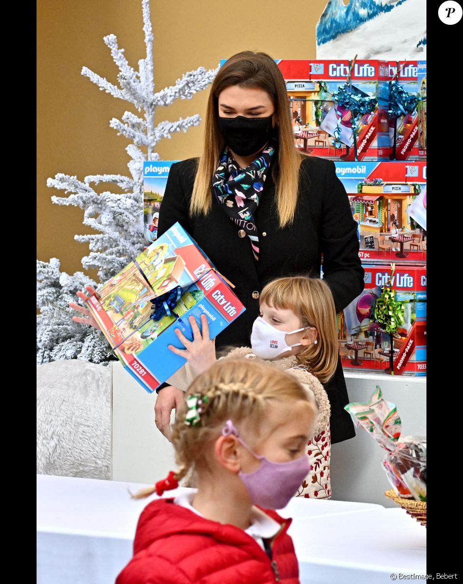 Camille Gottlieb et la princesse Gabriella de Monaco, comtesse de Carladès - Arbre de Noël du palais princier pour les enfants monégasques au palais princier en présence du prince Jacques et de la princesse Gabriella de Monaco, la princesse Stéphanie et de ses enfants Louis Ducruet et Camille Gottlieb, le 15 décembre 2021. © Bruno Bebert / Bestimage