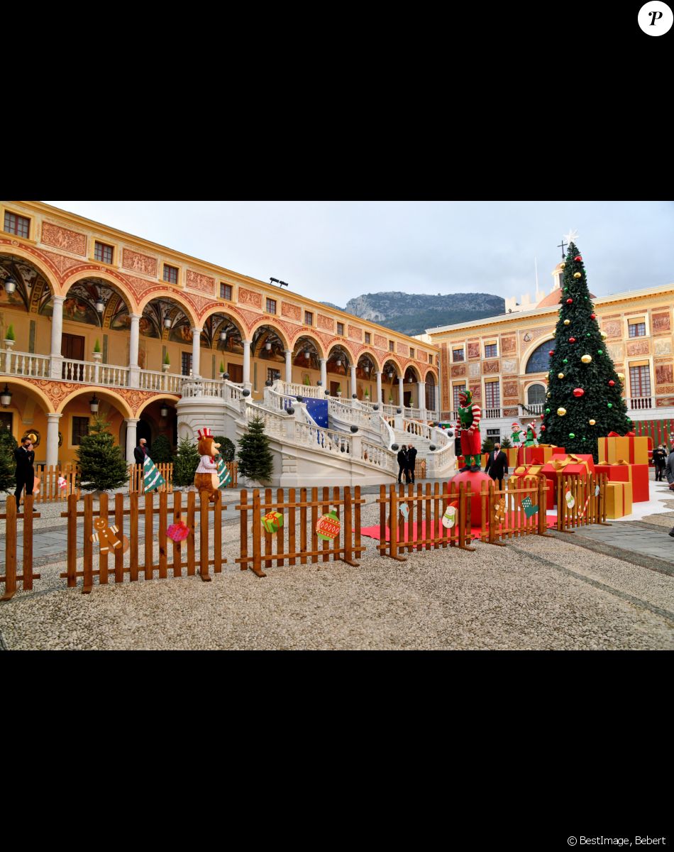 Arbre de Noël du palais princier pour les enfants monégasques au palais princier en présence du prince Jacques et de la princesse Gabriella de Monaco, la princesse Stéphanie et de ses enfants Louis Ducruet et Camille Gottlieb, le 15 décembre 2021. © Bruno Bebert / Bestimage