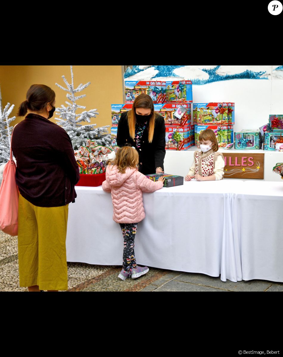Camille Gottlieb et la princesse Gabriella de Monaco, comtesse de Carladès - Arbre de Noël du palais princier pour les enfants monégasques au palais princier en présence du prince Jacques et de la princesse Gabriella de Monaco, la princesse Stéphanie et de ses enfants Louis Ducruet et Camille Gottlieb, le 15 décembre 2021. © Bruno Bebert / Bestimage
