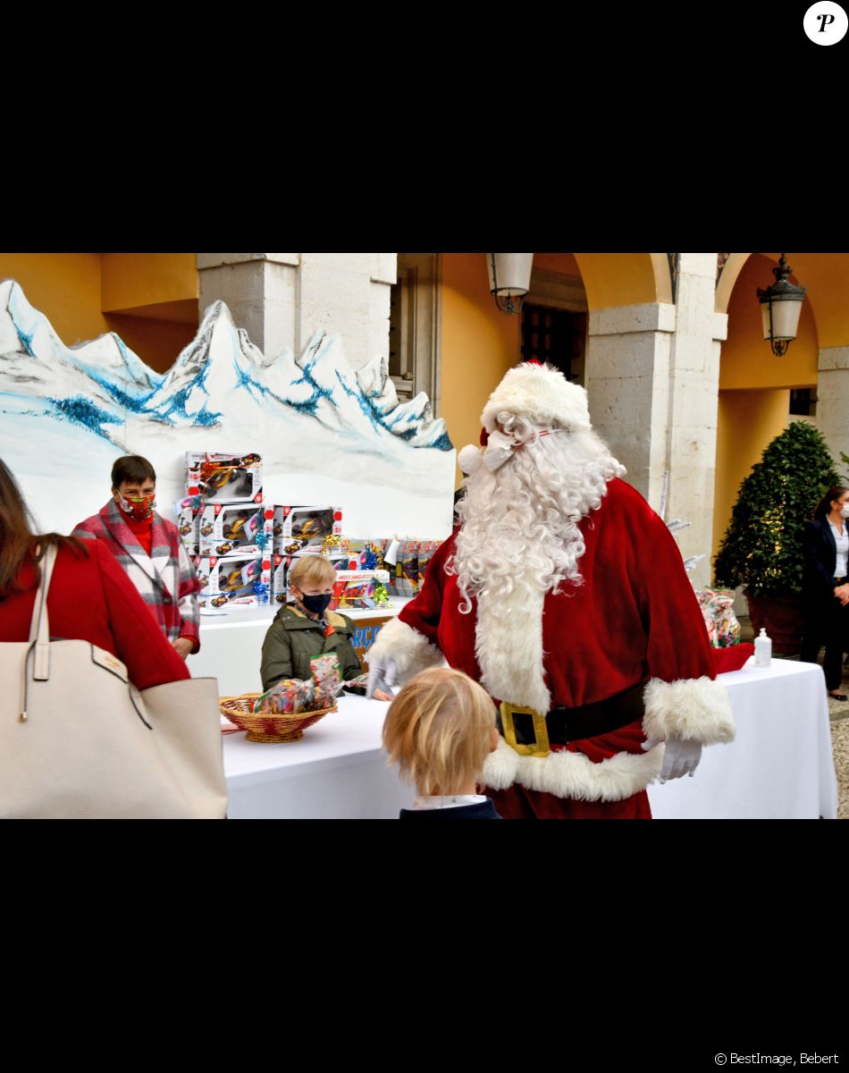 La princesse Stéphanie de Monaco et Le prince Jacques de Monaco, marquis des Baux - Arbre de Noël du palais princier pour les enfants monégasques au palais princier en présence du prince Jacques et de la princesse Gabriella de Monaco, la princesse Stéphanie et de ses enfants Louis Ducruet et Camille Gottlieb, le 15 décembre 2021. © Bruno Bebert / Bestimage