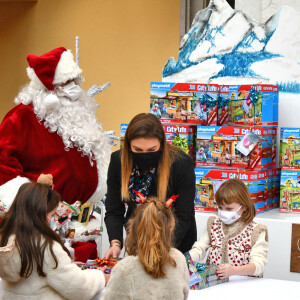 Camille Gottlieb et la princesse Gabriella de Monaco, comtesse de Carladès - Arbre de Noël du palais princier pour les enfants monégasques au palais princier en présence du prince Jacques et de la princesse Gabriella de Monaco, la princesse Stéphanie et de ses enfants Louis Ducruet et Camille Gottlieb, le 15 décembre 2021. © Bruno Bebert / Bestimage