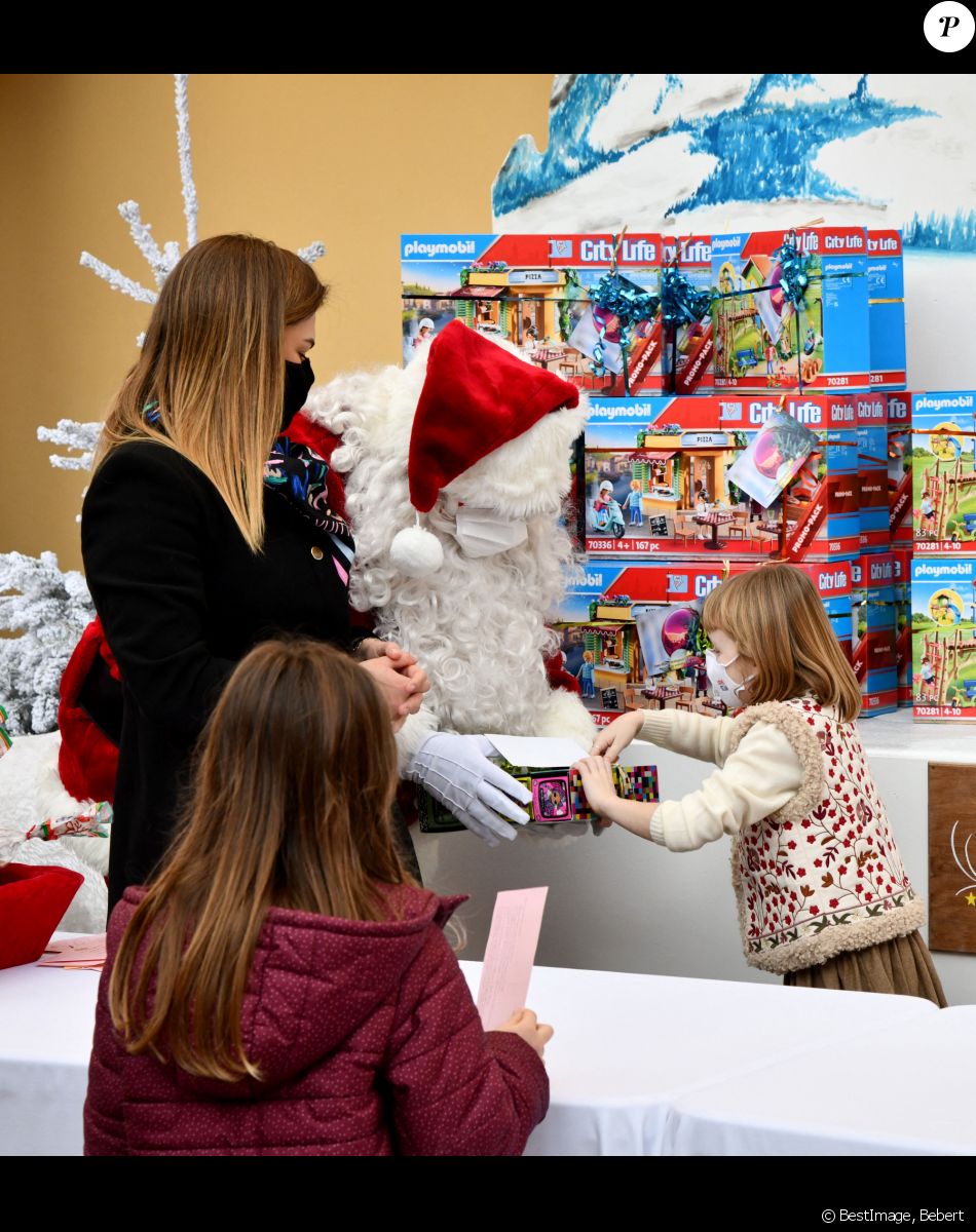 Camille Gottlieb et la princesse Gabriella de Monaco, comtesse de Carladès - Arbre de Noël du palais princier pour les enfants monégasques au palais princier en présence du prince Jacques et de la princesse Gabriella de Monaco, la princesse Stéphanie et de ses enfants Louis Ducruet et Camille Gottlieb, le 15 décembre 2021. © Bruno Bebert / Bestimage