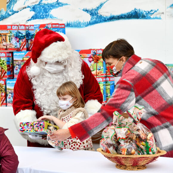 Camille Gottlieb et la princesse Stéphanie de Monaco entourent la princesse Gabriella de Monaco - Arbre de Noël du palais princier pour les enfants monégasques au palais princier en présence du prince Jacques et de la princesse Gabriella de Monaco, la princesse Stéphanie et de ses enfants Louis Ducruet et Camille Gottlieb, le 15 décembre 2021. © Bruno Bebert / Bestimage