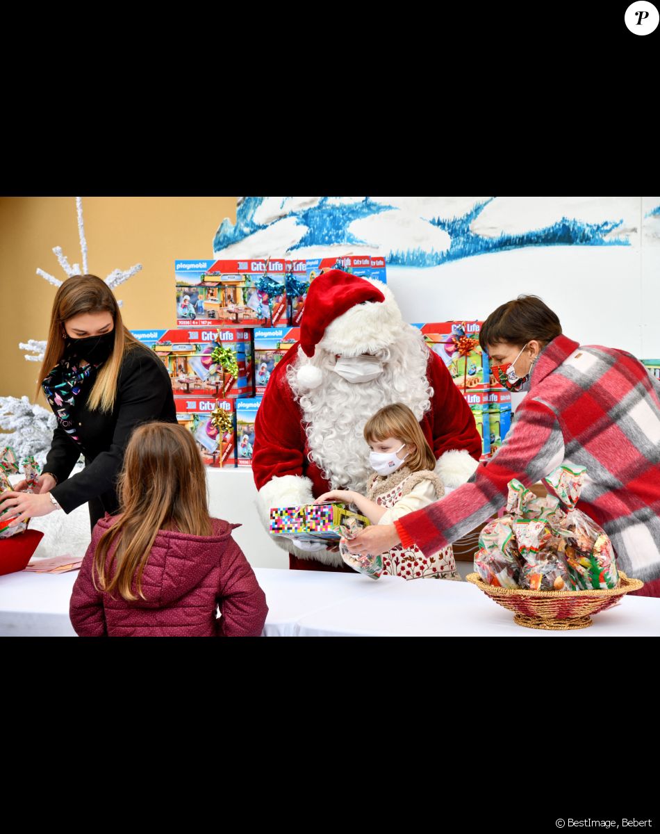 Camille Gottlieb et la princesse Stéphanie de Monaco entourent la princesse Gabriella de Monaco - Arbre de Noël du palais princier pour les enfants monégasques au palais princier en présence du prince Jacques et de la princesse Gabriella de Monaco, la princesse Stéphanie et de ses enfants Louis Ducruet et Camille Gottlieb, le 15 décembre 2021. © Bruno Bebert / Bestimage