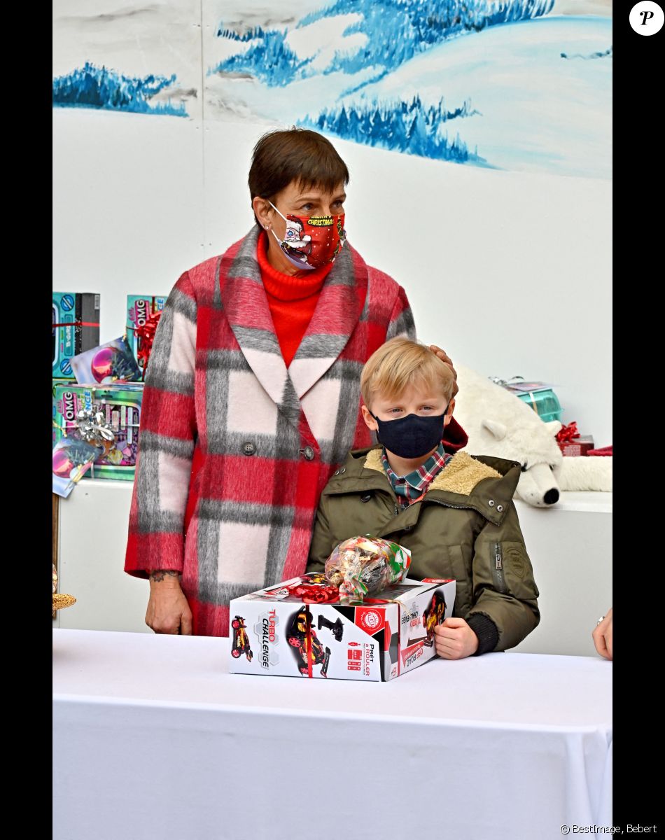 La princesse Stéphanie de Monaco et Le prince Jacques de Monaco, marquis des Baux - Arbre de Noël du palais princier pour les enfants monégasques au palais princier en présence du prince Jacques et de la princesse Gabriella de Monaco, la princesse Stéphanie et de ses enfants Louis Ducruet et Camille Gottlieb, le 15 décembre 2021. © Bruno Bebert / Bestimage