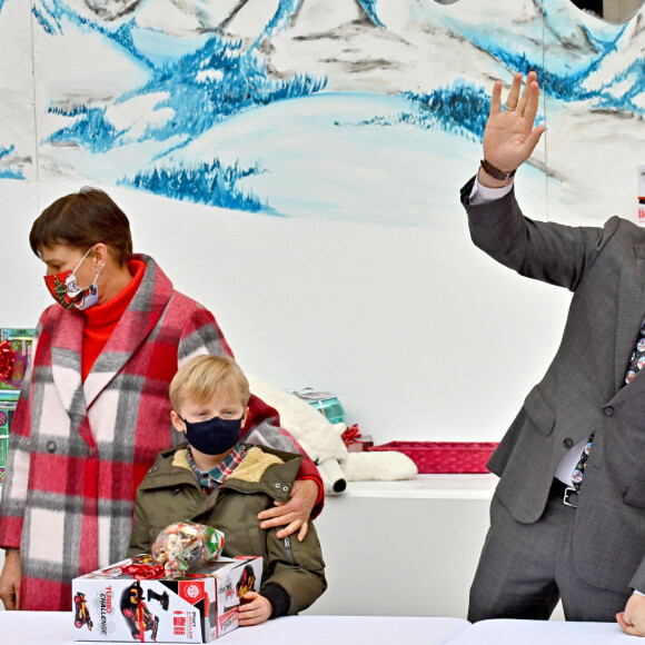 La princesse Stéphanie de Monaco, le prince Jacques de Monaco et Louis Ducruet - Arbre de Noël du palais princier pour les enfants monégasques au palais princier en présence du prince Jacques et de la princesse Gabriella de Monaco, la princesse Stéphanie et de ses enfants Louis Ducruet et Camille Gottlieb, le 15 décembre 2021. © Bruno Bebert / Bestimage