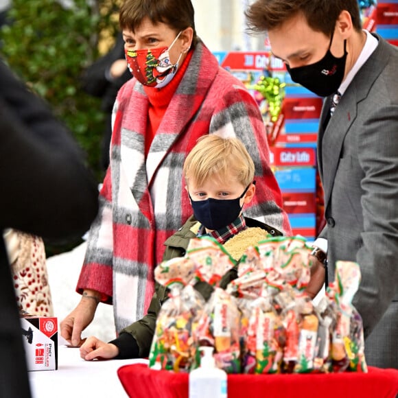 La princesse Stéphanie de Monaco, le prince Jacques de Monaco et Louis Ducruet - Arbre de Noël du palais princier pour les enfants monégasques au palais princier en présence du prince Jacques et de la princesse Gabriella de Monaco, la princesse Stéphanie et de ses enfants Louis Ducruet et Camille Gottlieb, le 15 décembre 2021. © Bruno Bebert / Bestimage