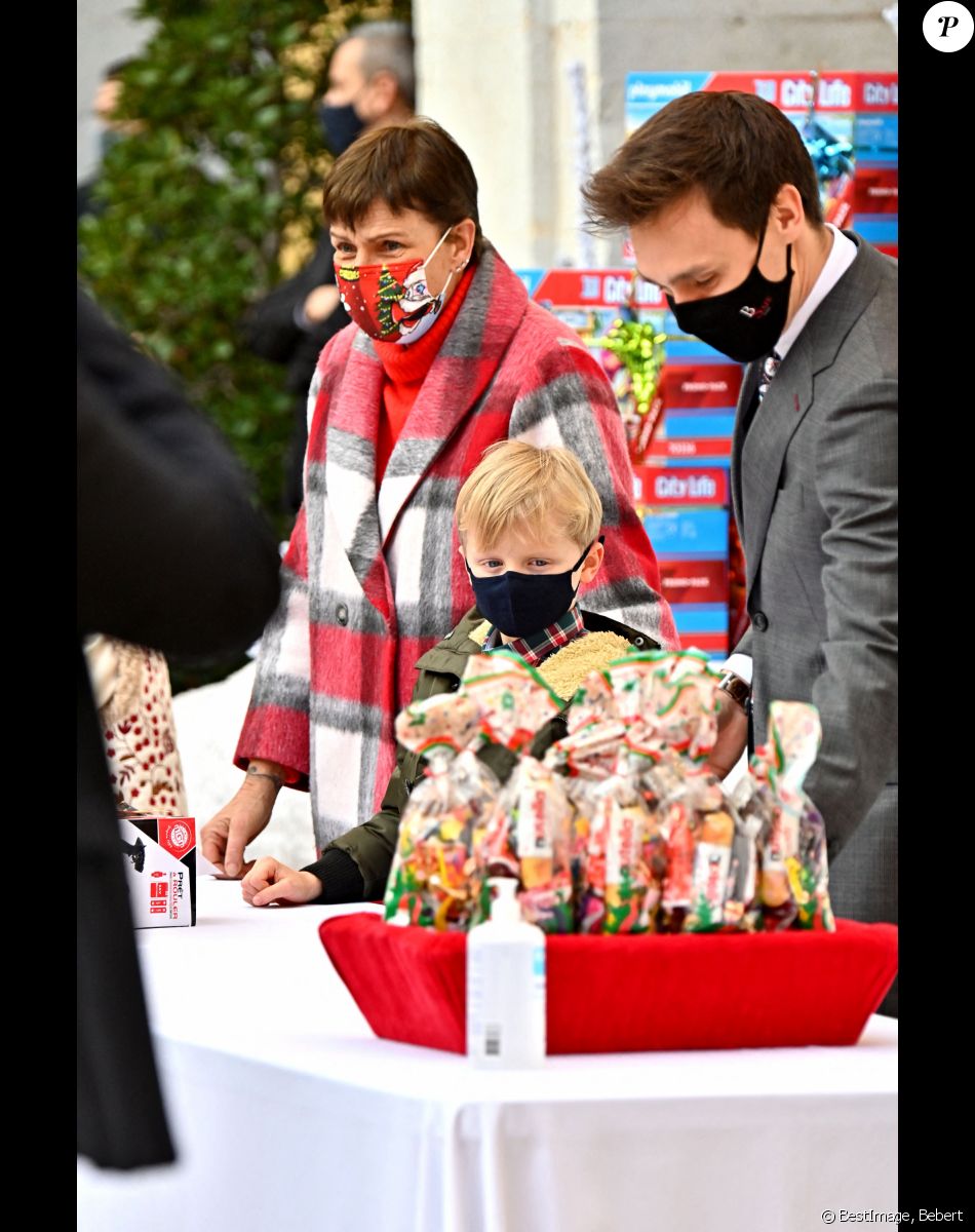 La princesse Stéphanie de Monaco, le prince Jacques de Monaco et Louis Ducruet - Arbre de Noël du palais princier pour les enfants monégasques au palais princier en présence du prince Jacques et de la princesse Gabriella de Monaco, la princesse Stéphanie et de ses enfants Louis Ducruet et Camille Gottlieb, le 15 décembre 2021. © Bruno Bebert / Bestimage