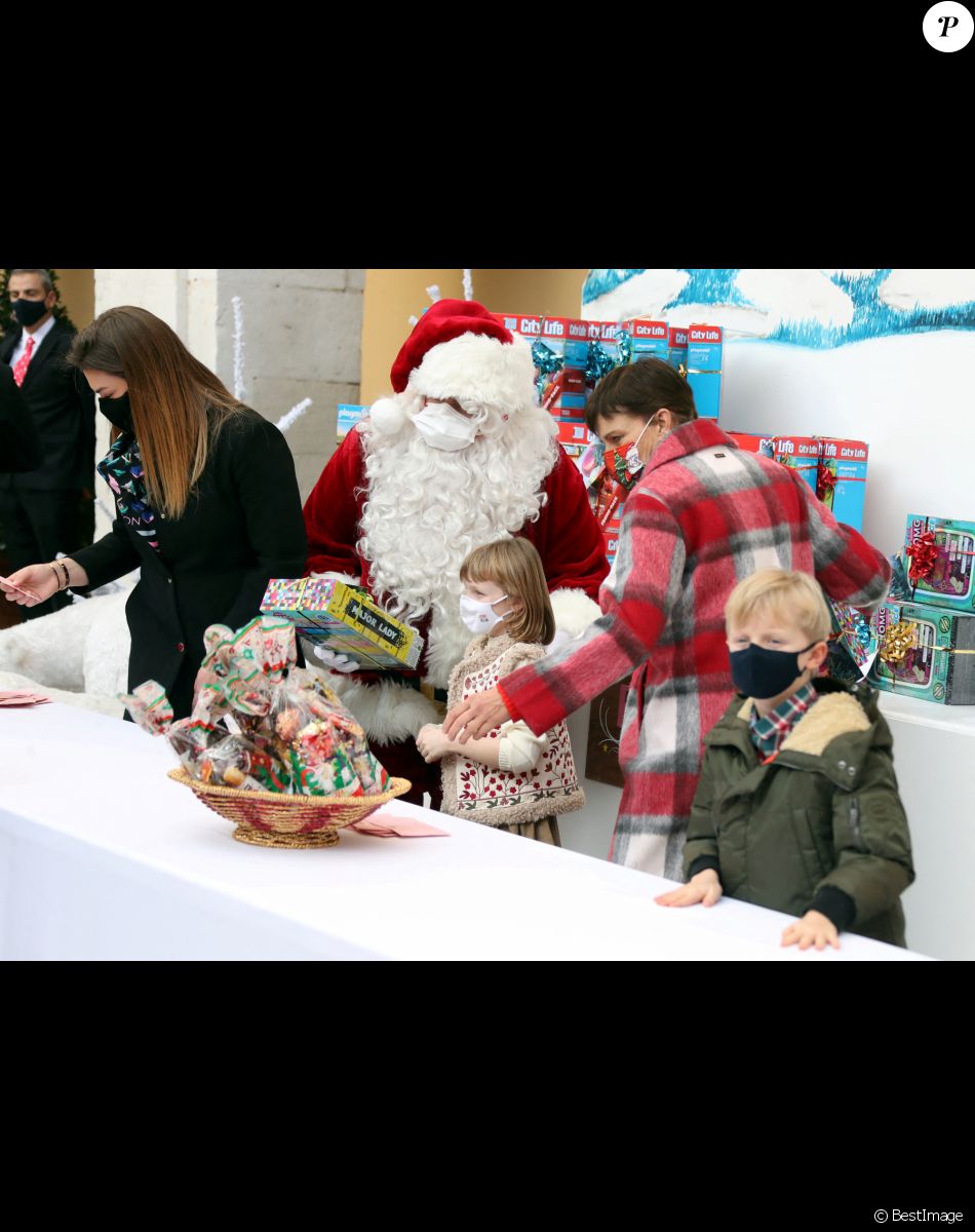 Camilla Gottlieb, la princesse Stéphanie de Monaco, la princesse Gabriella et le prince Jacques de Monaco - Arbre de Noël du palais princier pour les enfants monégasques au palais princier en présence du prince Jacques et de la princesse Gabriella de Monaco, la princesse Stéphanie et de ses enfants Louis Ducruet et Camille Gottlieb, le 15 décembre 2021.