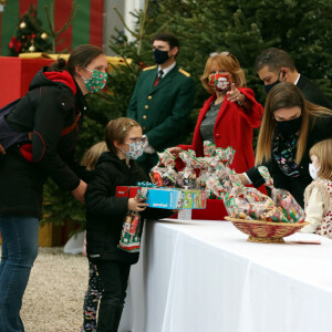 Camille Gottlieb, La princesse Stéphanie de Monaco, Louis Ducruet entourent la princesse Gabriella et le prince Jacques de Monaco - Arbre de Noël du palais princier pour les enfants monégasques au palais princier en présence du prince Jacques et de la princesse Gabriella de Monaco, la princesse Stéphanie et de ses enfants Louis Ducruet et Camille Gottlieb, le 15 décembre 2021.