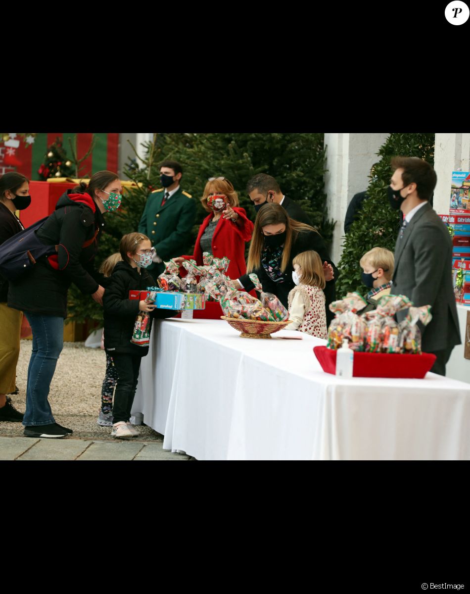 Camille Gottlieb, La princesse Stéphanie de Monaco, Louis Ducruet entourent la princesse Gabriella et le prince Jacques de Monaco - Arbre de Noël du palais princier pour les enfants monégasques au palais princier en présence du prince Jacques et de la princesse Gabriella de Monaco, la princesse Stéphanie et de ses enfants Louis Ducruet et Camille Gottlieb, le 15 décembre 2021.