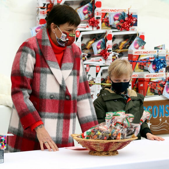 La princesse Stéphanie de Monaco et Le prince Jacques de Monaco, marquis des Baux - Arbre de Noël du palais princier pour les enfants monégasques au palais princier en présence du prince Jacques et de la princesse Gabriella de Monaco, la princesse Stéphanie et de ses enfants Louis Ducruet et Camille Gottlieb, le 15 décembre 2021.