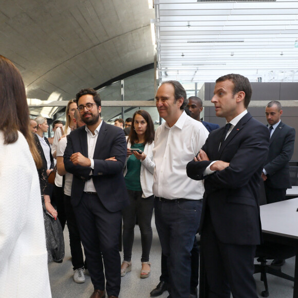 Avec Mounir Mahjoubi (Secrétaire d'État auprès du Premier ministre, chargé du Numérique), Xavier Niel, Roxanne Varza (directrice de Station F), le président Emmanuel Macron et sa femme Brigitte Macron ont inauguré le plus grand incubateur de start-up au monde, Station F à Paris le 29 juin 2017