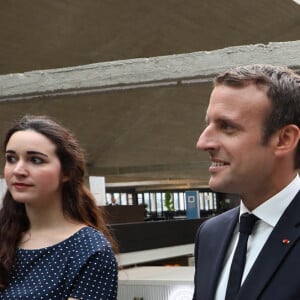 Avec Mounir Mahjoubi (Secrétaire d'État auprès du Premier ministre, chargé du Numérique), Xavier Niel, Roxanne Varza (directrice de Station F), le président Emmanuel Macron et sa femme Brigitte Macron ont inauguré le plus grand incubateur de start-up au monde, Station F à Paris le 29 juin 2017