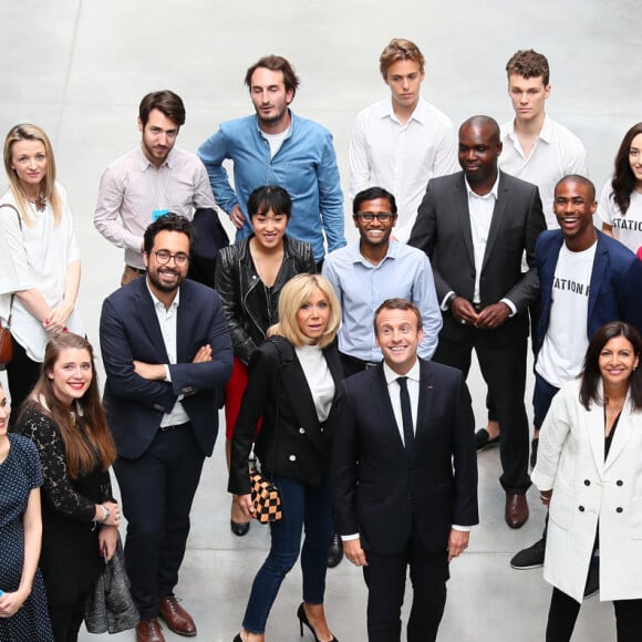 Avec Mounir Mahjoubi (Secrétaire d'État auprès du Premier ministre, chargé du Numérique), Xavier Niel, Roxanne Varza (directrice de Station F), le président Emmanuel Macron et sa femme Brigitte Macron ont inauguré le plus grand incubateur de start-up au monde, Station F à Paris le 29 juin 2017