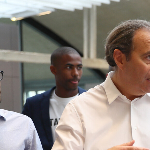 Avec Mounir Mahjoubi (Secrétaire d'État auprès du Premier ministre, chargé du Numérique), Xavier Niel, Roxanne Varza (directrice de Station F), le président Emmanuel Macron et sa femme Brigitte Macron ont inauguré le plus grand incubateur de start-up au monde, Station F à Paris le 29 juin 2017