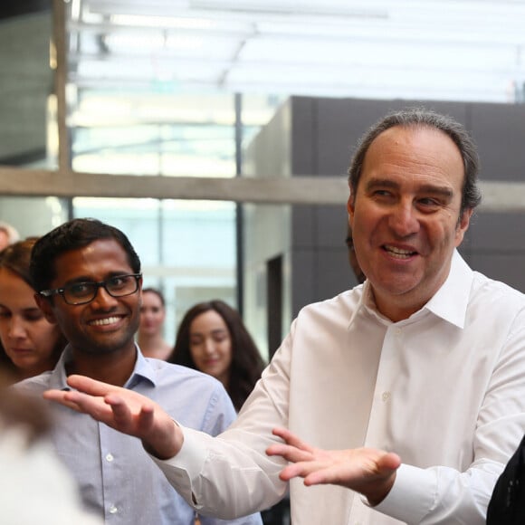 Avec Mounir Mahjoubi (Secrétaire d'État auprès du Premier ministre, chargé du Numérique), Xavier Niel, Roxanne Varza (directrice de Station F), le président Emmanuel Macron et sa femme Brigitte Macron ont inauguré le plus grand incubateur de start-up au monde, Station F à Paris le 29 juin 2017