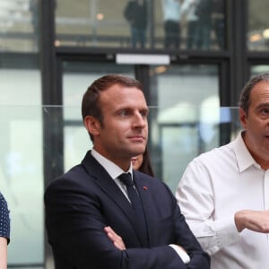 Avec Mounir Mahjoubi (Secrétaire d'État auprès du Premier ministre, chargé du Numérique), Xavier Niel, Roxanne Varza (directrice de Station F), le président Emmanuel Macron et sa femme Brigitte Macron ont inauguré le plus grand incubateur de start-up au monde, Station F à Paris le 29 juin 2017