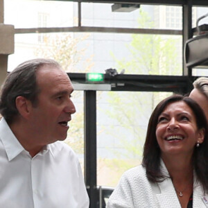 Avec Mounir Mahjoubi (Secrétaire d'État auprès du Premier ministre, chargé du Numérique), Xavier Niel, Roxanne Varza (directrice de Station F), le président Emmanuel Macron et sa femme Brigitte Macron ont inauguré le plus grand incubateur de start-up au monde, Station F à Paris le 29 juin 2017