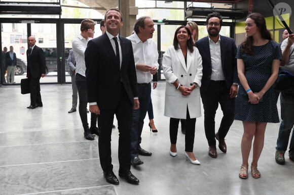 Avec Mounir Mahjoubi (Secrétaire d'État auprès du Premier ministre, chargé du Numérique), Xavier Niel, Roxanne Varza (directrice de Station F), le président Emmanuel Macron et sa femme Brigitte Macron ont inauguré le plus grand incubateur de start-up au monde, Station F à Paris le 29 juin 2017