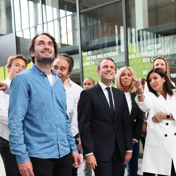 Avec Mounir Mahjoubi (Secrétaire d'État auprès du Premier ministre, chargé du Numérique), Xavier Niel, Roxanne Varza (directrice de Station F), le président Emmanuel Macron et sa femme Brigitte Macron ont inauguré le plus grand incubateur de start-up au monde, Station F à Paris le 29 juin 2017