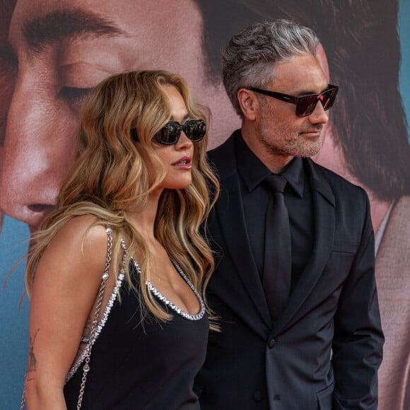 Rita Ora et son compagnon, le réalisateur Taika Waititi, assistent à l'avant-première du film "Being The Ricardos" à Sydney. Le 15 décembre 2021