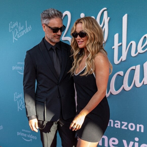 Rita Ora et son compagnon, le réalisateur Taika Waititi, assistent à l'avant-première du film "Being The Ricardos" à Sydney. Le 15 décembre 2021