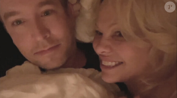 Pamela Anderson a donné une nouvelle interview à la télévision britannique, en direct de son lit avec son nouveau mari, Dan Hayhurst