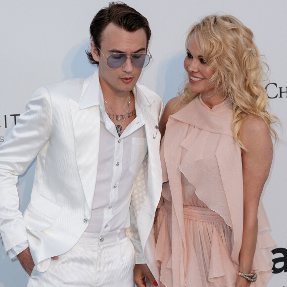 Pamela Anderson et son fils Brandon Lee - Photocall de la soirée AmfAR Gala Cannes 2019 à l'Eden Roc au Cap d'Antibes, lors du 72ème Festival International du Film de Cannes, le 23 mai 2019. © Jacovides / Moreau / Bestimage 