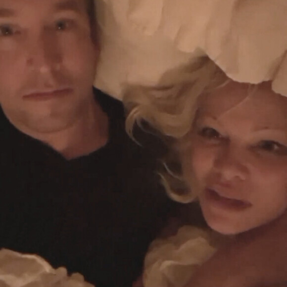 Pamela Anderson a donné une nouvelle interview à la télévision britannique, en direct de son lit avec son nouveau mari, Dan Hayhurst