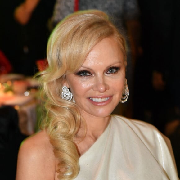 Pamela Anderson à la 17ème édition du "Dîner de la mode du Sidaction" au Pavillon d'Armenonville à Paris, France, le 24 janvier 2019. Depuis 2003, ce dîner permet de montrer l'engagement indéfectible du monde de la mode en faveur de la lutte contre le sida. © Rachid Bellak/Bestimage