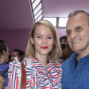 Info - Jean-Charles de Castelbajac papa pour la troisième fois d'une petite fille prénommée Eugénie - Mariage - Jean-Charles de Castelbajac s'est marié avec Pauline de Drouas - Jean-Charles de Castelbajac et sa compagne Pauline de Drouas - People au défilé de mode Hommes printemps-été 2020 "Dior Homme" à Paris. Le 21 juin 2019 © Olivier Borde / Bestimage 
