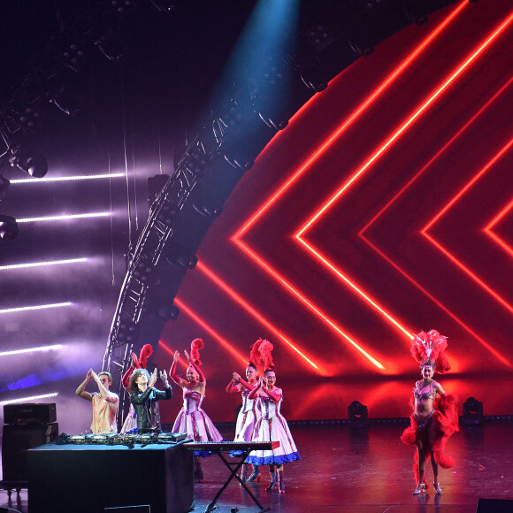 Exclusif - Maëva Coucke et les danseuses du Moulin Rouge - Enregistrement de l'émission "Tout le monde chante contre le cancer" au Palais des Congrès à Paris, diffusée le 23 décembre sur W9. © Giancarlo Gorassini-Cyril Moreau / Bestimage 