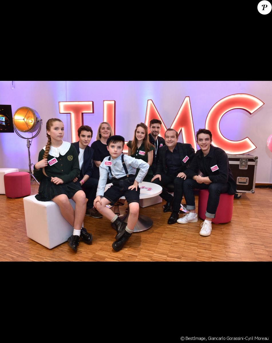 Exclusif - La famille Lefevre, composée de Gabriel et Anne les parents, et leurs enfants Gaël, Blanche, Clément, Emmanuel, Colombe et Raphaël - Backstage de l'émission "Tout le monde chante contre le cancer" au Palais des Congrès à Paris, diffusée le 23 décembre sur W9. © Giancarlo Gorassini-Cyril Moreau / Bestimage