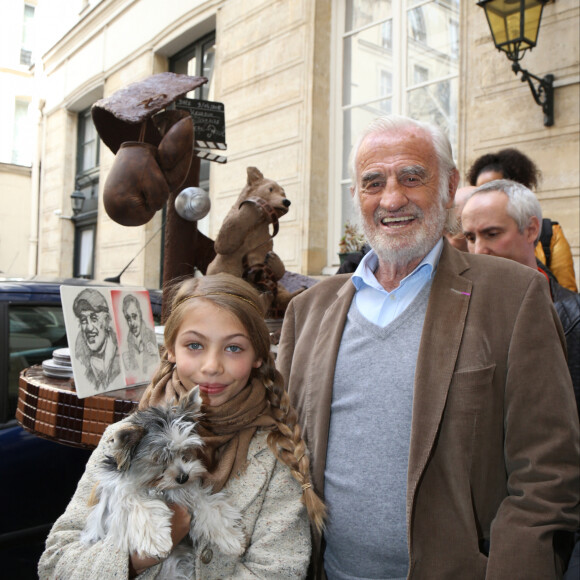 Exclusif - Prix spécial - no web Jean-Paul belmondo et sa fille Stella - L'acteur Jean-Paul Belmondo à fêté son anniversaire (83 ans) avec ses fans dans la cour de son immeuble de la rue des Saint-Père à Paris © Sébastien Valiela / Bestimage