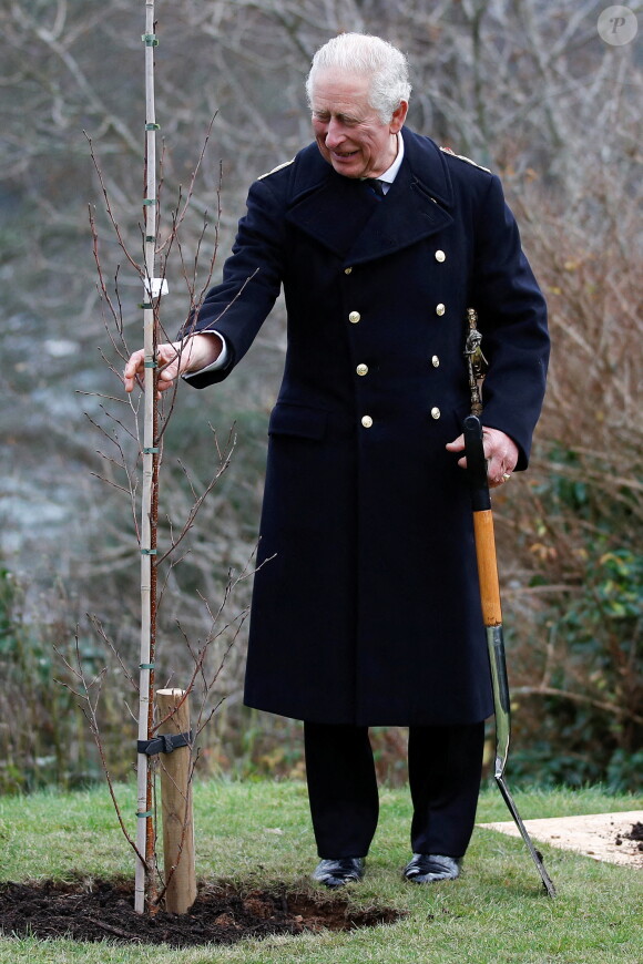 Le prince Charles, prince de Galles et amiral de la flotte, plante un arbre après avoir présidé les divisions du Lord High Admiral au Britannia Royal Naval College de Dartmouth. Le 16 décembre 2021. 