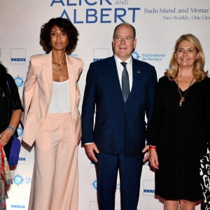 Sonia Rolland, le prince Albert II de Monaco, et Sylvie Siri, la maire de Saint-Tropez, durant la soirée d'ouverture des 23èmes Rencontres internationales du cinéma des antipodes à Saint Tropez, le 13 octobre 2021, avec une avant première du film documentaire Alick et Albert au cinéma La Renaissance, place des Lices. © Bruno Bebert / Bestimage