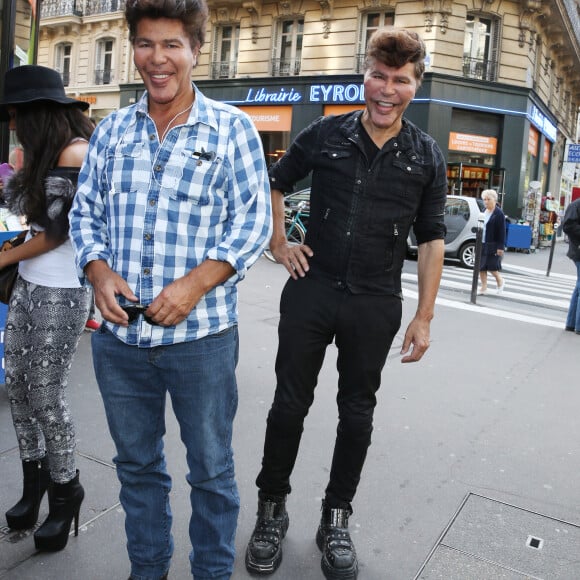 Igor et Grichka Bogdanov assistent à un débat autour de leur nouveau livre "Le mystère du satellite Planck" à la librairie Eyrolles à Paris. Le 21 septembre 2013.