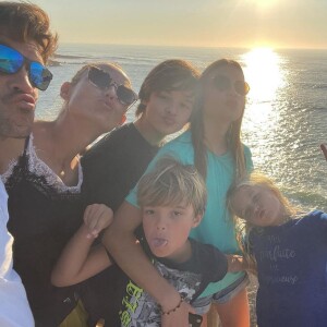 Elodie Gossuin et Bertrand Lacherie avec leurs enfants à la plage