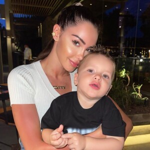 Nabilla, comblée d'amour par son mari Thomas Vergara et leur fils Milann.