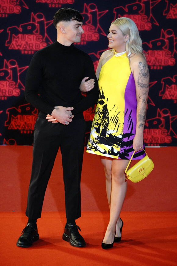 Florian Rossi et sa compagne Louane Emera lors de la 23ème édition des NRJ Music Awards 2021 au Palais des Festivals de Cannes, le 20 novembre 2021.