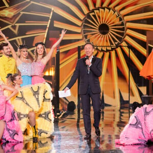 Exclusif - Stéphane Bern avec les danseurs de K.Ouali - Enregistrement de l'émission "La grande soirée du 31" à Chantilly" au Château de Chantilly, diffusée le 31 décembre sur France 2. © Tiziano da Silva-Cyril Moreau / Bestimage