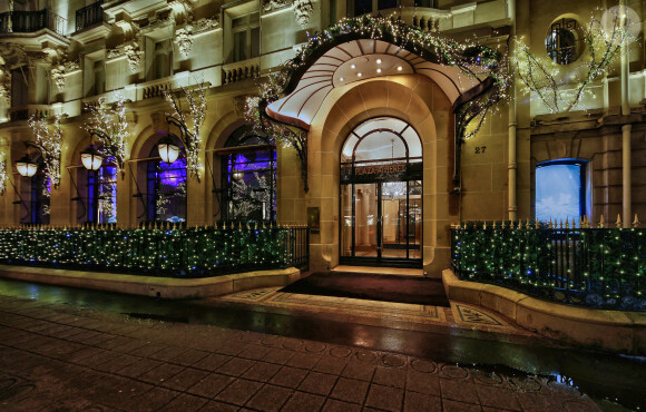 Hôtel Plaza Athénée - Illustrations des décorations de Noël à Paris le 27 décembre 2021. © Marc Ausset-Lacroix/Bestimage 