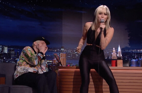 Miley Cyrus et Pete Davidson dans l'émission "Tonight Show with Jimmy Fallon". Décembre 2021.