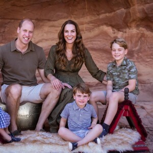 Kate Middleton et le prince William ont partagé une nouvelle photo de famille sur Instagram, qui fait office de carte de fin de Noël. Ils posent avec leurs 3 enfants : Charlotte, Louis et George. Décembre 2021