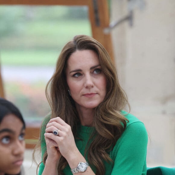 Le prince William, duc de Cambridge, et Kate Middleton, duchesse de Cambridge, entourés d'élèves de l'école Heathlands, lors d'une visite aux jardins botaniques royaux de Kew pour l'événement "Generation Earthshot" à Londres, le 13 octobre 2021.